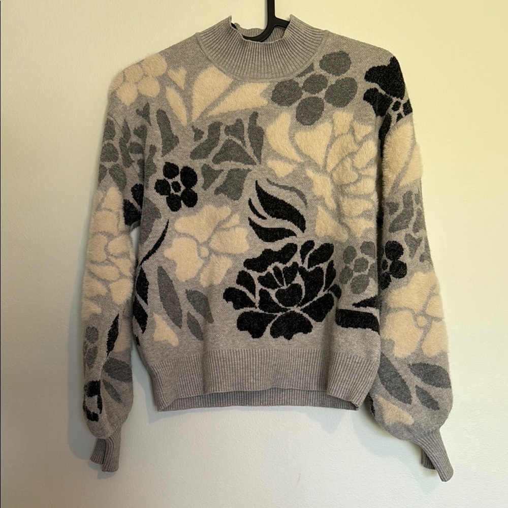 Truth Gray and Black Crew Neck Sweater with Artistic Floral Design XS